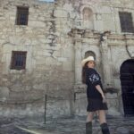 Kelly Brook Instagram - Will Queue For Culture 🇺🇸🤠❤️✨🌅 @officialalamo @visitsanantonio @traveltex #VisitSanAntonio #TexasToDo #LetsTexas
