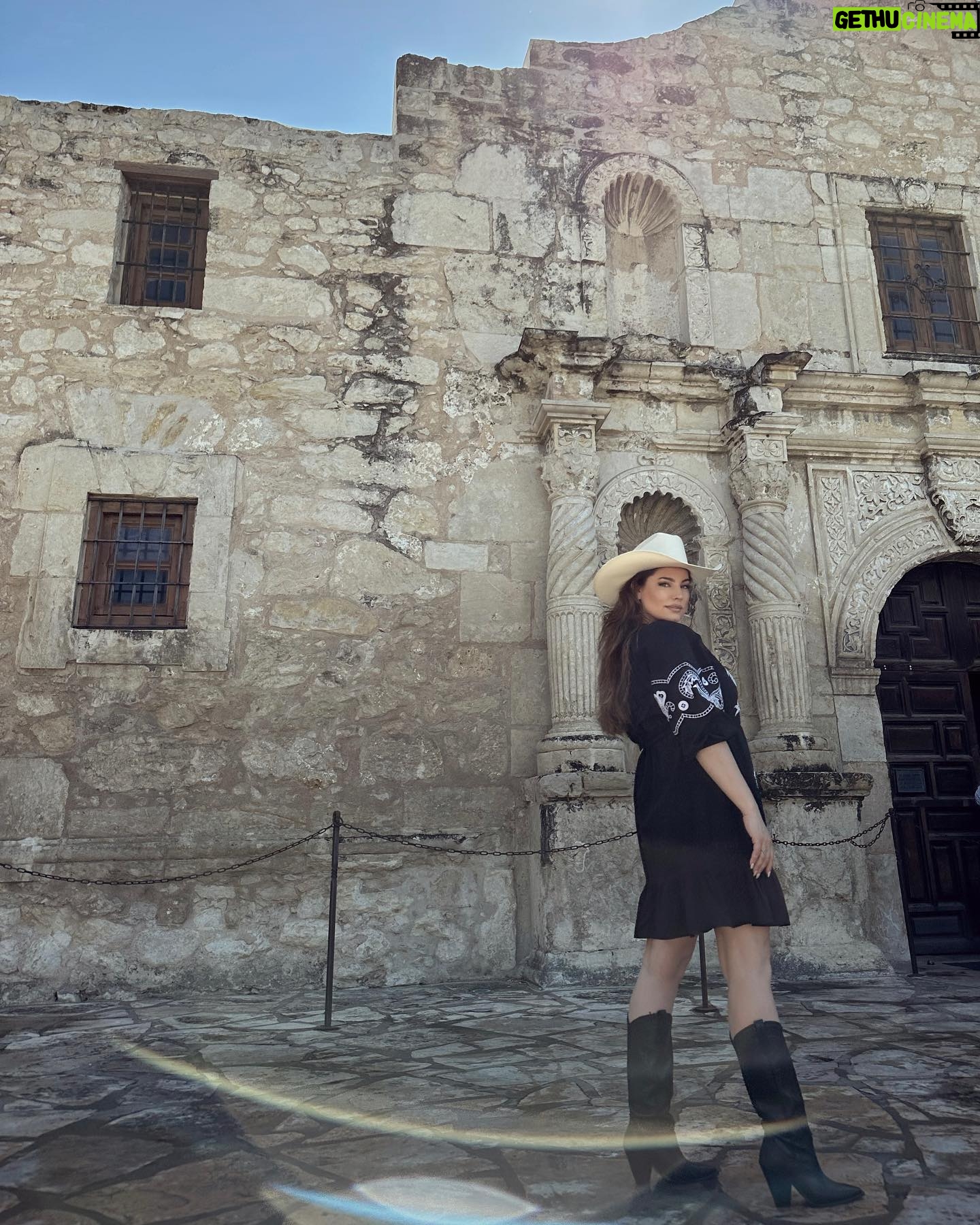 Kelly Brook Instagram - Will Queue For Culture 🇺🇸🤠❤️✨🌅 @officialalamo @visitsanantonio @traveltex #VisitSanAntonio #TexasToDo #LetsTexas