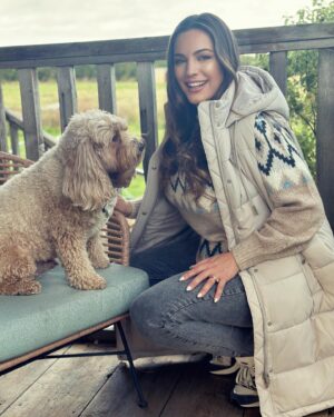 Kelly Brook Instagram - Cabin Fever 🥵 thanks @fandfclothing for Kitting me out this Autumn!!! All the Layers! #fandfclothing #Tesco #Ad 📸 @jeremyparisi