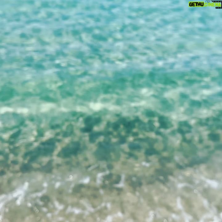 Kelly Brook Instagram - Last day of Holiday but make it Glamour 🐚