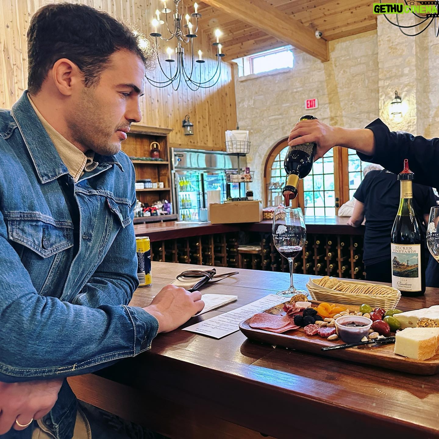 Kelly Brook Instagram - Road Trip through Texas Wine Country stopping off at @beckervineyards for a tasting of some of the best wines Texas has to offer!! @traveltex @visitfredtx #Texastodo #LetsTexas π€ πβοΈπΊπΈπ·
