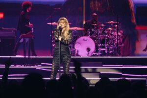 Kelly Clarkson Instagram - In less than 2 months we’re bringing the party to Hard Rock Live in Atlantic City May 10 & 11 🥳 Ticket link in bio.