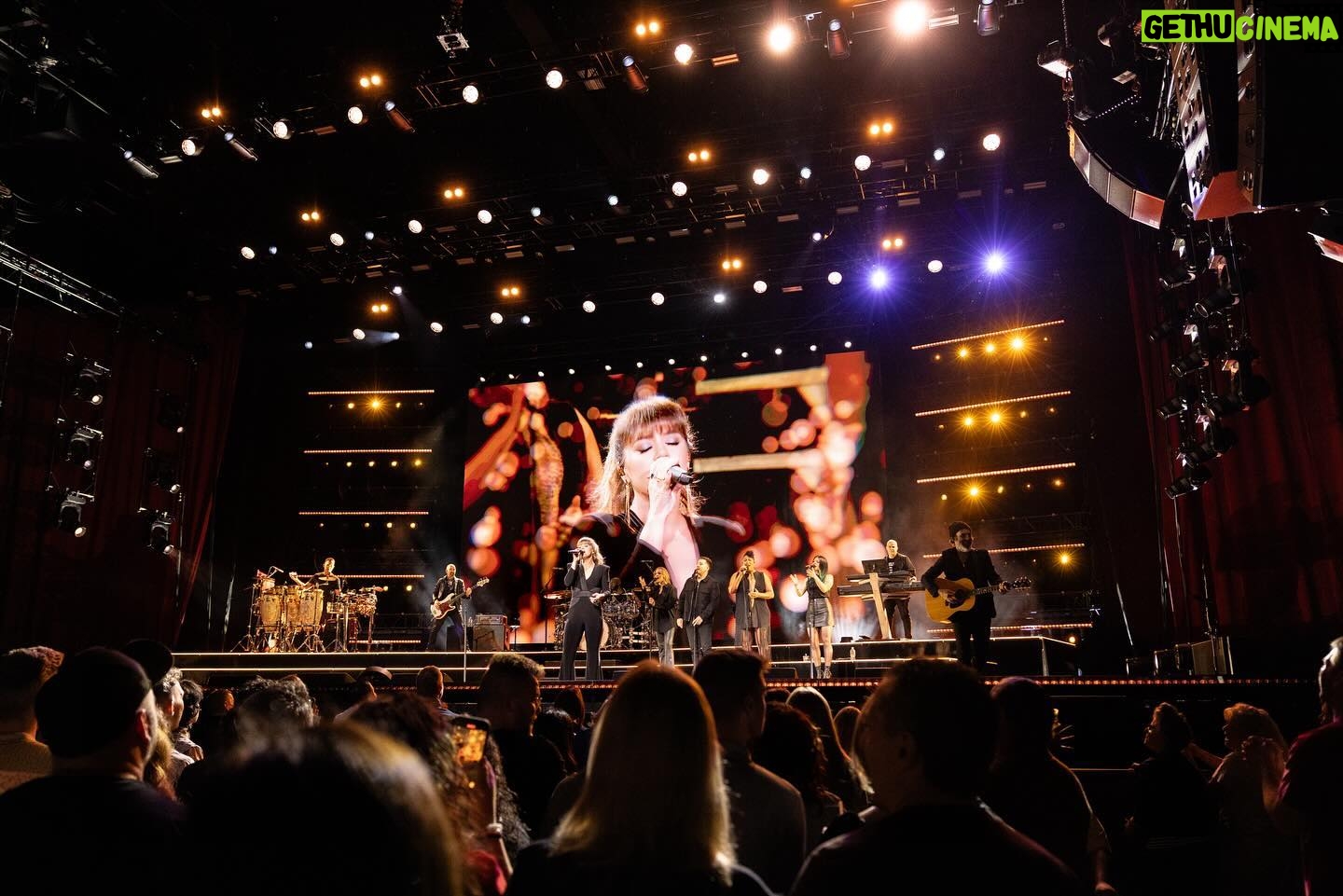 Kelly Clarkson Instagram - Atlantic City, what a fun show last night! Thank you, Ruby, for helping me with Heartbeat song 💜 can’t wait to see y’all tonight @hardrockhcac