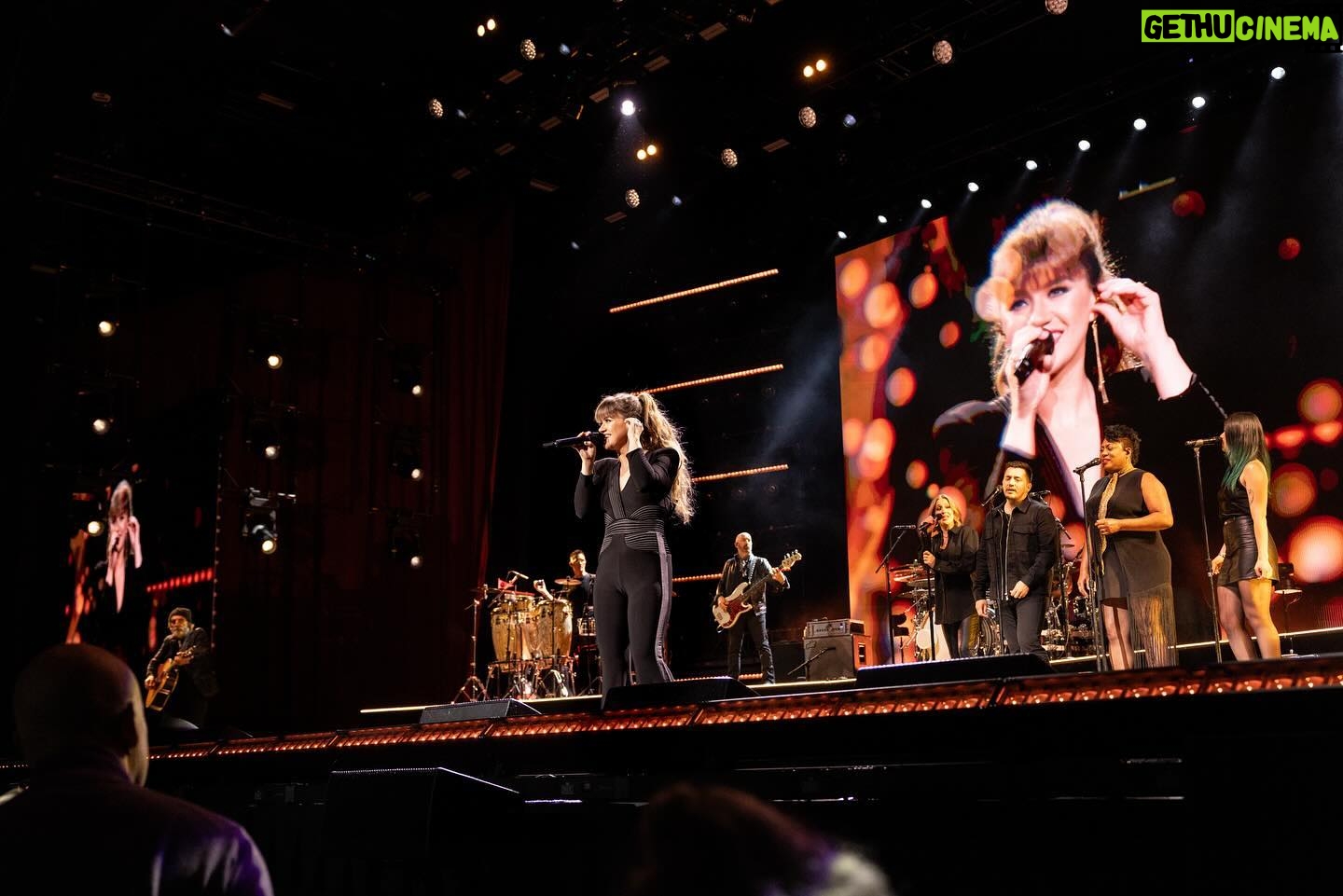 Kelly Clarkson Instagram - Atlantic City, what a fun show last night! Thank you, Ruby, for helping me with Heartbeat song 💜 can’t wait to see y’all tonight @hardrockhcac
