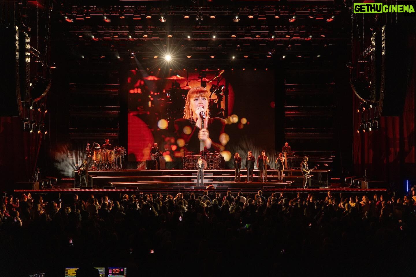 Kelly Clarkson Instagram - Atlantic City, what a fun show last night! Thank you, Ruby, for helping me with Heartbeat song 💜 can’t wait to see y’all tonight @hardrockhcac