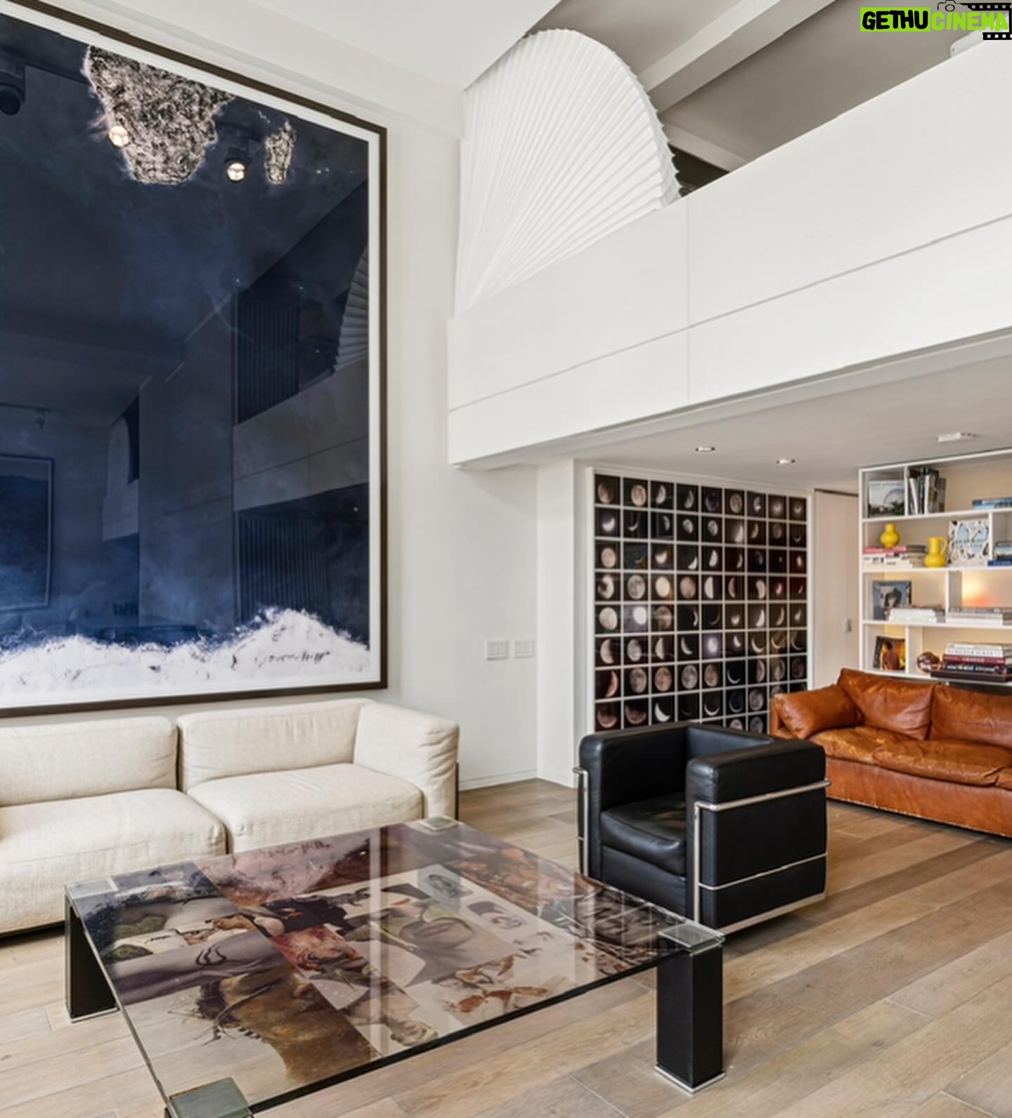 Kelly Jean Killoren Instagram - GALLERY STYLE LIVING| 240 CENTRE STREET| 3DE| My beautiful listing is sun drenched, spacious, and holds a dramatic open living room. This 3bedroom/ 3bathroom is $6995M @douglaselliman @lynnesamonemazin #newyork #realestate