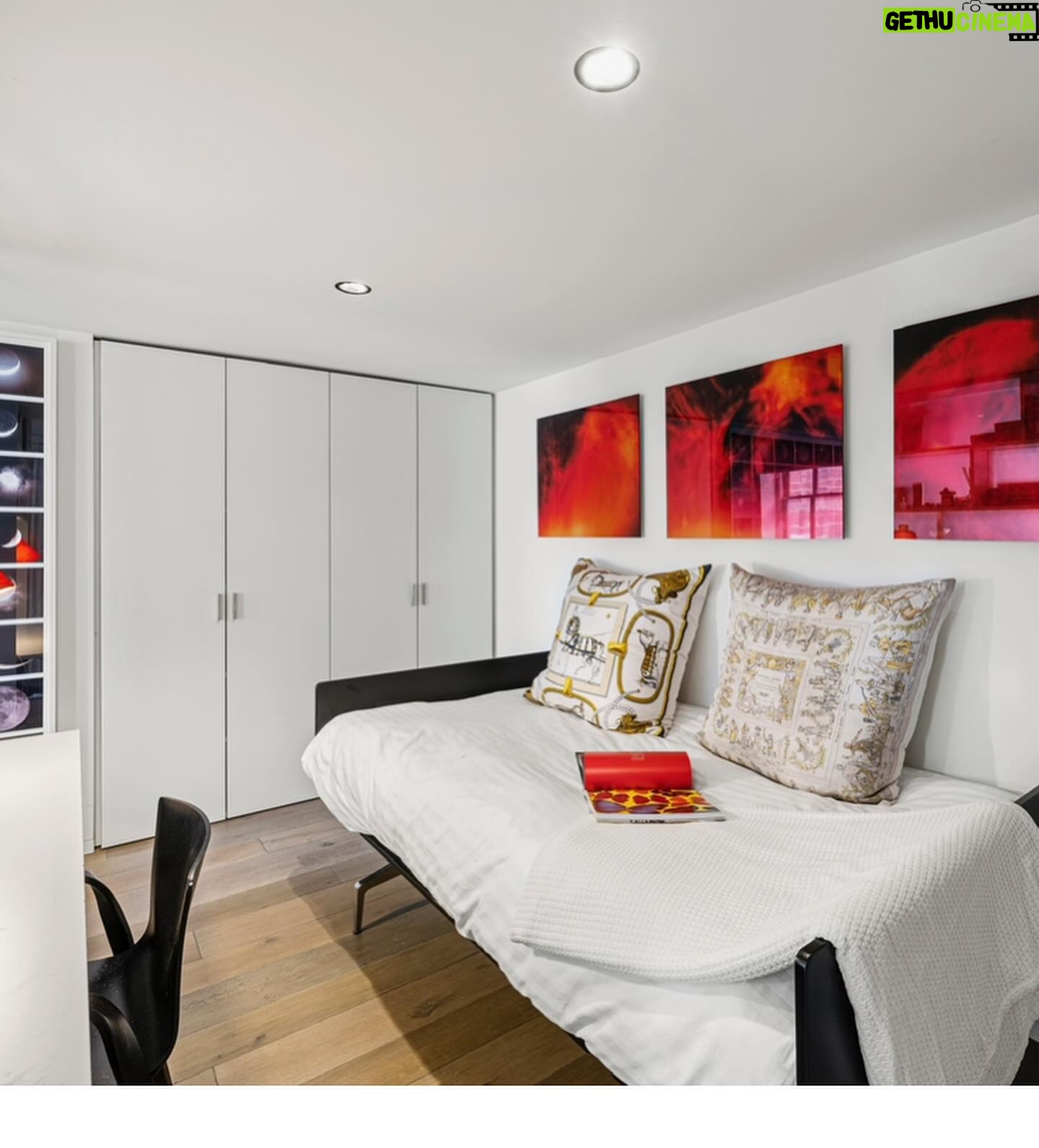 Kelly Jean Killoren Instagram - GALLERY STYLE LIVING| 240 CENTRE STREET| 3DE| My beautiful listing is sun drenched, spacious, and holds a dramatic open living room. This 3bedroom/ 3bathroom is $6995M @douglaselliman @lynnesamonemazin #newyork #realestate