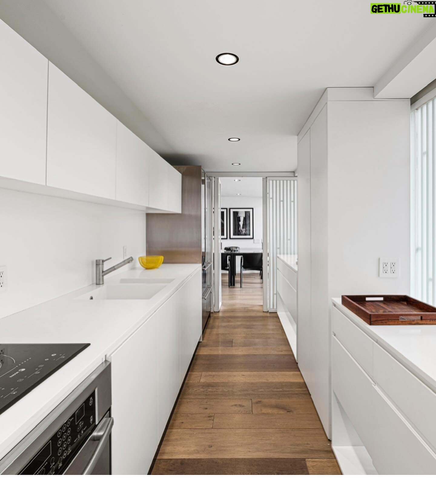 Kelly Jean Killoren Instagram - GALLERY STYLE LIVING| 240 CENTRE STREET| 3DE| My beautiful listing is sun drenched, spacious, and holds a dramatic open living room. This 3bedroom/ 3bathroom is $6995M @douglaselliman @lynnesamonemazin #newyork #realestate
