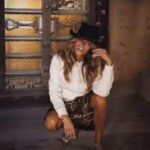Kelly Jean Killoren Instagram - To all the mamas! Im proud of you. Its not easy to wear all the hats, and the responsibility runs deep. Thank you for being YOU!! Mamabearlove🌸🌸🌸🦄🦄