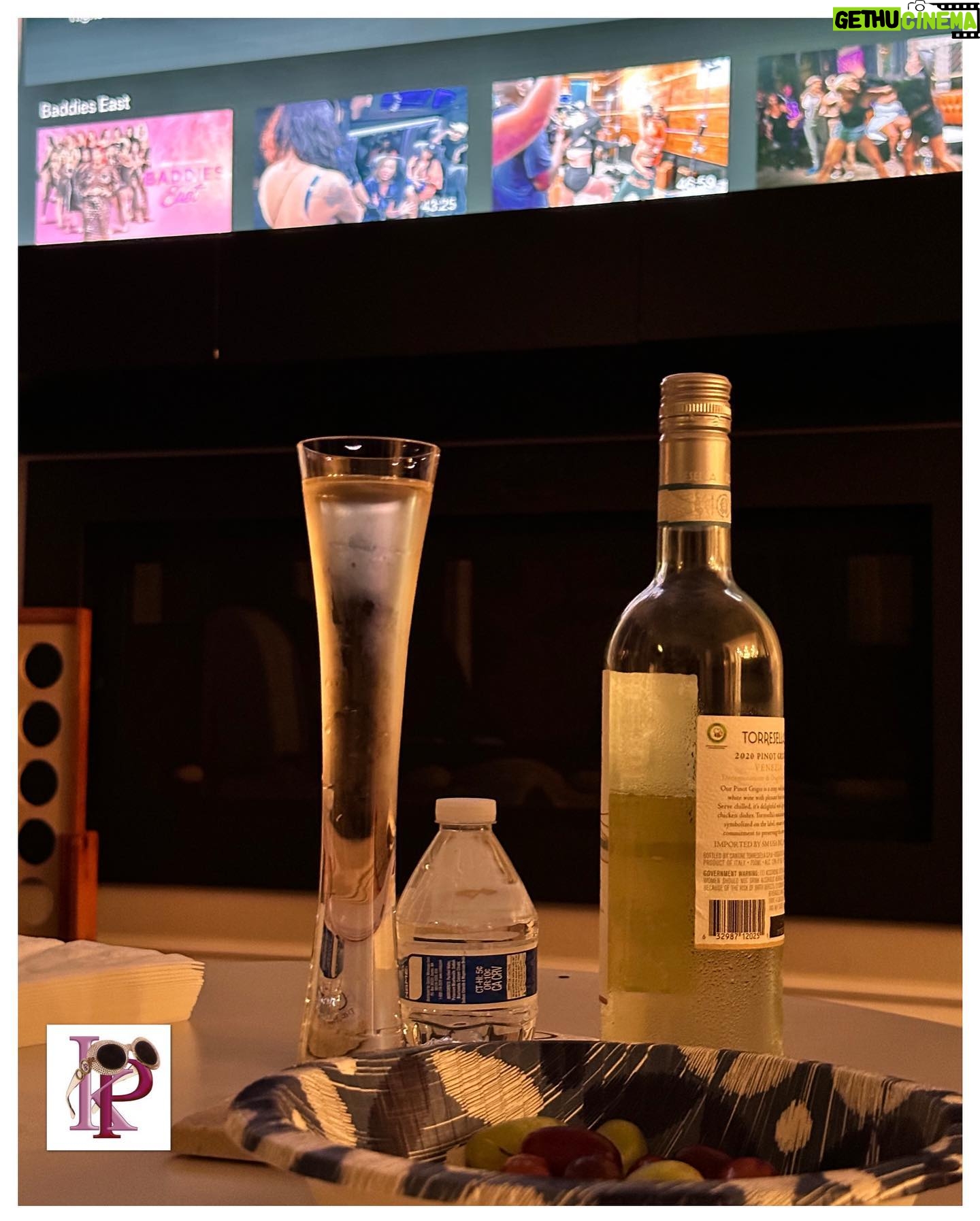 Kelly Price Instagram - Grapes.Pinot and #BaddiesEast on @thezeusnetwork #MyGuiltyPleasures ☺️😏😉 #sundaymood☀️