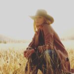 Kelly Reilly Instagram – Golden hour with @emersonmiller 🌾