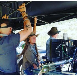 Kelly Reilly Instagram - Behind the camera is a bevy of enormously talented  folks . This is @christinaalexandravoros who directed the next two episodes of @yellowstone starting tonight . Over the past three seasons she has been camera operator , DP and now our director . What a pleasure it was ...thank you sister for your huge talent and sensitivity.🎥🐎🌪