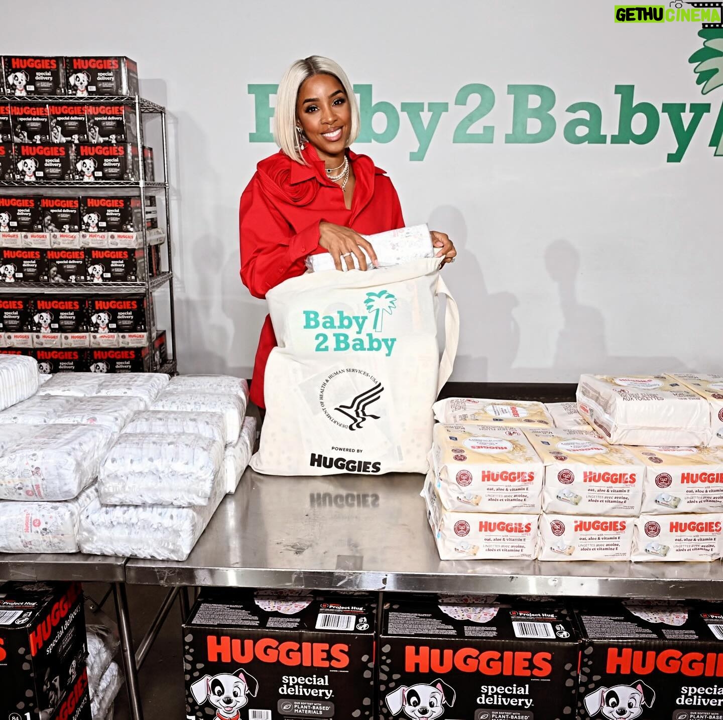 Kelly Rowland Instagram - I was proud to join @baby2baby today to launch the expansion of their initiative to combat maternal mortality. Together we packed Maternal Health & Newborn Supply Kits presented by @huggies and in partnership with @hhsgov. The kits include essentials like diapers, hygiene products, breastfeeding supplies, postpartum care and educational resources to ensure new mothers have everything they need to take care of themselves and their new babies immediately after giving birth. This was the perfect beginning to a sweet Mothers Day Weekend! Giving back to all the amazing Momma’s out there! You doing a great job and thank you for all you give of yourself! You are appreciated! With Love, K.R.