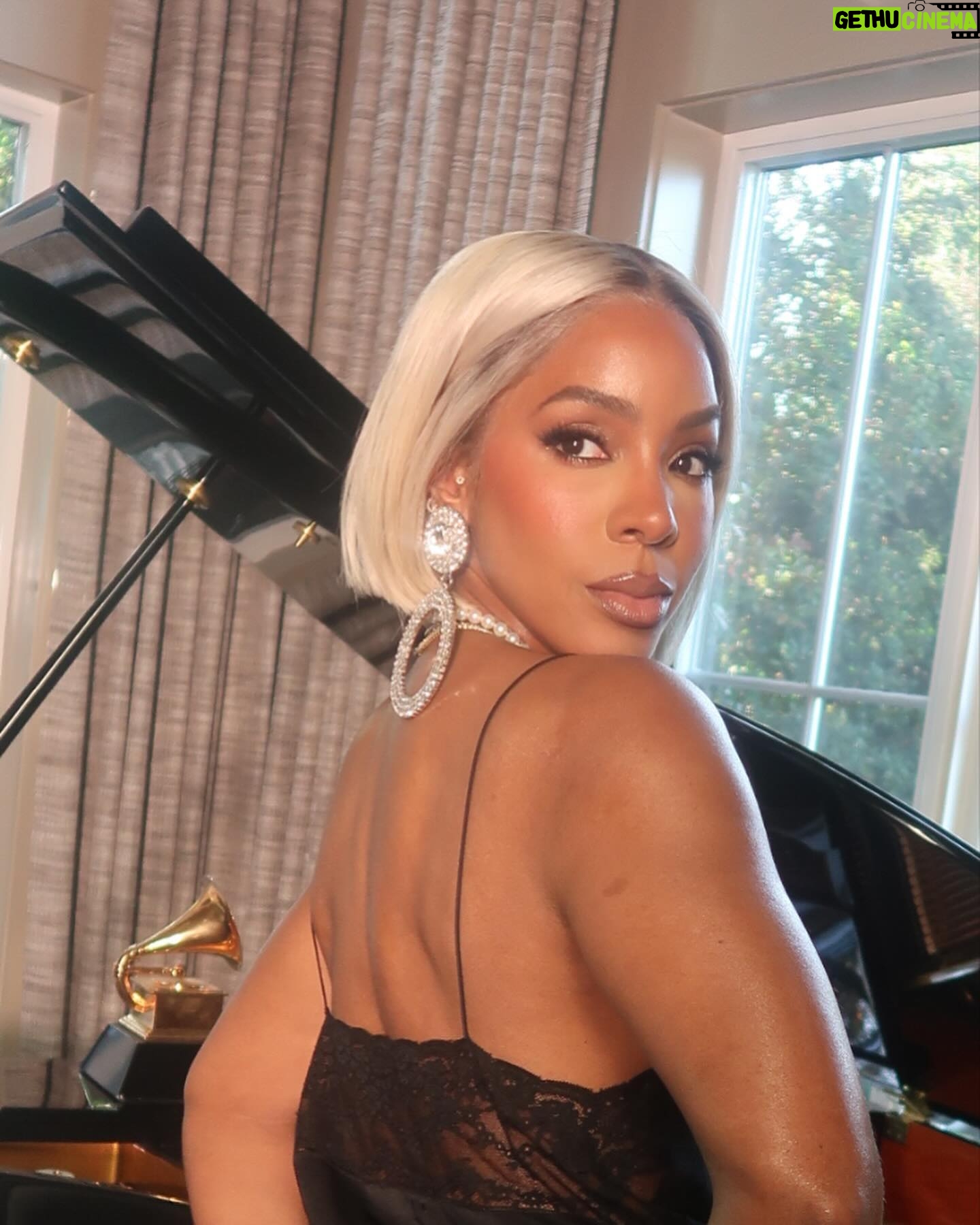 Kelly Rowland Instagram - So blondes have more fun? Eh? We’ll see……😉