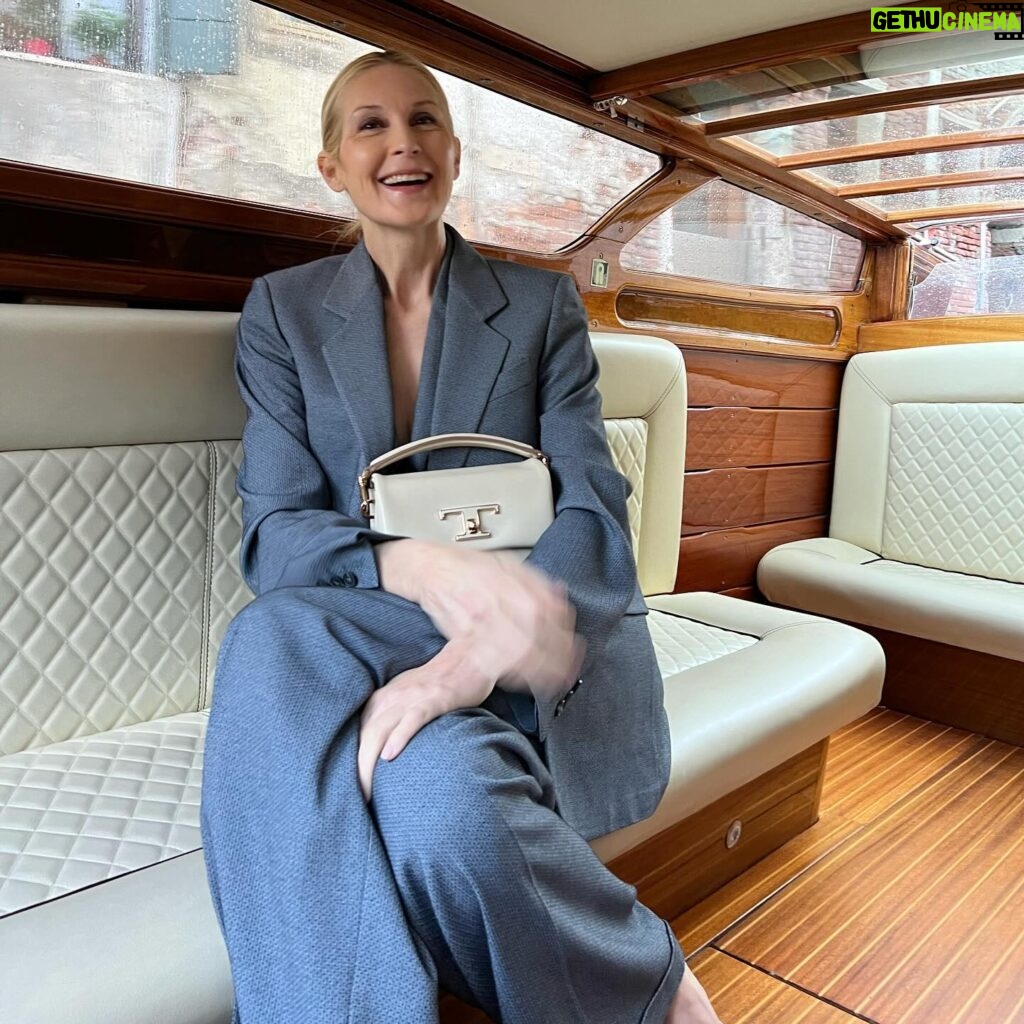 Kelly Rutherford Instagram - Such a beautiful time with @tods in magical Venice for @labiennale 🤍💫 #TodsVenezia #TodsHeritage
