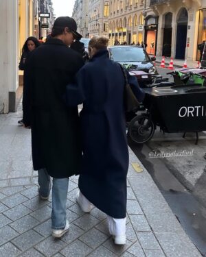 Kelly Rutherford Instagram - @last2therapy in Paris ♥️