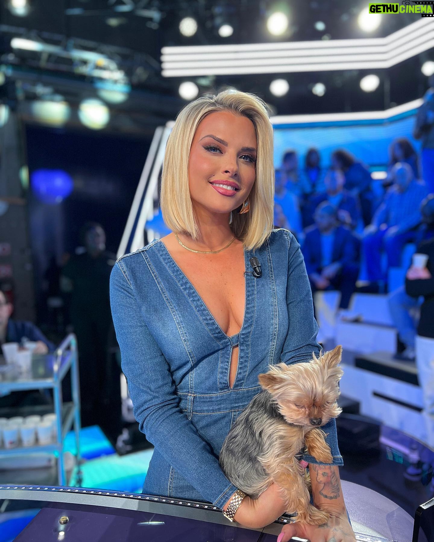 Kelly Vedovelli - 28.1K Likes - PUBLICITE 😍nouveau code => 😎KELLY02😎 (-15% dès 29 d’achat, -20% dès 69 d’achat sur plus de 300 K produits sur le site français ) et des références de produit/ liens courts 😍
@sheinfrance_ @sheinofficial
#SHEINFrance #SHEINstyle #accessibleettendance #SHEINforall
Je vous donne Rendez-vous sur le site SHEIN France pour plus de nouveautés de tendance à prix réduit !