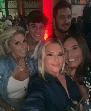 Kelly Vedovelli Instagram - Recap soirée @princedegallesparis pour @tarayrenorbert bravo @jeremy_lenormand 
Ras <3