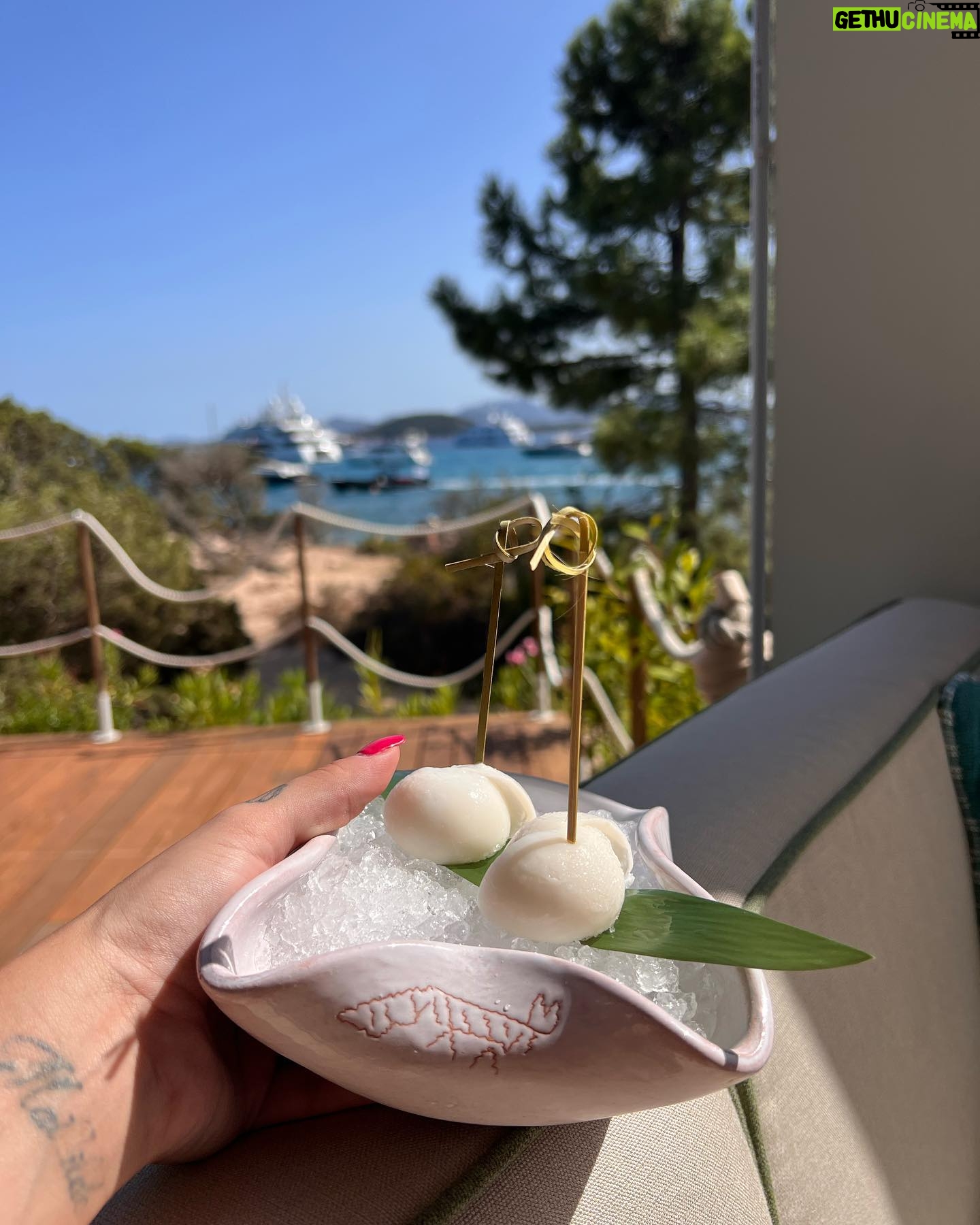 Kelly Vedovelli Instagram - Le bonheur 🥹 J’oublie trop souvent de vous remercier pour votre soutien indéfectible et toujours étonnée de vos messages d’inquiétude quand je suis un peu distante, mais la vie me réserve aussi des malheurs comme à tout le monde ! Je reprends des forces avec mes friends et avec vous , merci je vous aime . Pour finir , en ce qui concerne les gossips et les torchons : Nous sommes amis et ça depuis longtemps , ne perdez pas votre temps avec les ragots merci 🙏🏻 Je n’ai jamais rien eu à cacher de ma vie que j’assume entièrement ce qui ne m’empêche pas de respecter la vie privée d’autrui . Le jour où je serai accompagnée je me ferais une joie de le montrer au monde entier et vous en faites partie ❤️ Kelly