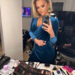Kelly Vedovelli Instagram - Dernière semaine pour moi <3 Rendez-vous Lundi 8 Janvier sur @c8lachaine @tpmptv Merci pour votre soutien 2023 vous êtes les meilleurs … énorme Bisous à Francine et sa copine au Zara cet aprem 😆❤️ je croise des personnes incroyables <3