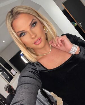 Kelly Vedovelli Instagram - Ready 🖤
With @apmmonaco @apmgirls_europe 

(Collaboration commerciale non rémunérée )
@sheinfrance_ ( ancienne collaboration commerciale)

Collier offert par ma mère