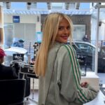 Kelly Vedovelli Instagram - Passer du très court au très long 🤭 Les extensions adhésives sont le meilleur choix pour changer de look rapidement ! ➡️ Transforme ton look à Paris, Cannes, Lille, Bruxelles et Dubaï. #transformationcapillaire #extensionscheveux #extensionscheveuxadhesives #extensionscheveuxkeratine #extensionscapillaires