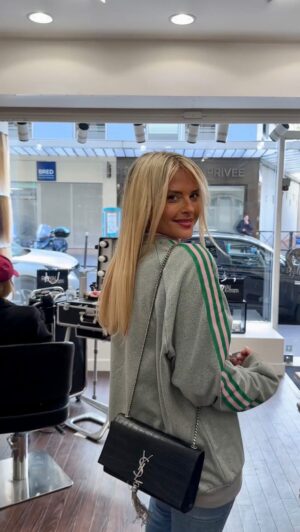 Kelly Vedovelli Instagram - Passer du très court au très long 🤭

Les extensions adhésives sont le meilleur choix pour changer de look rapidement !

➡️ Transforme ton look à Paris, Cannes, Lille, Bruxelles et Dubaï.

#transformationcapillaire #extensionscheveux #extensionscheveuxadhesives #extensionscheveuxkeratine #extensionscapillaires