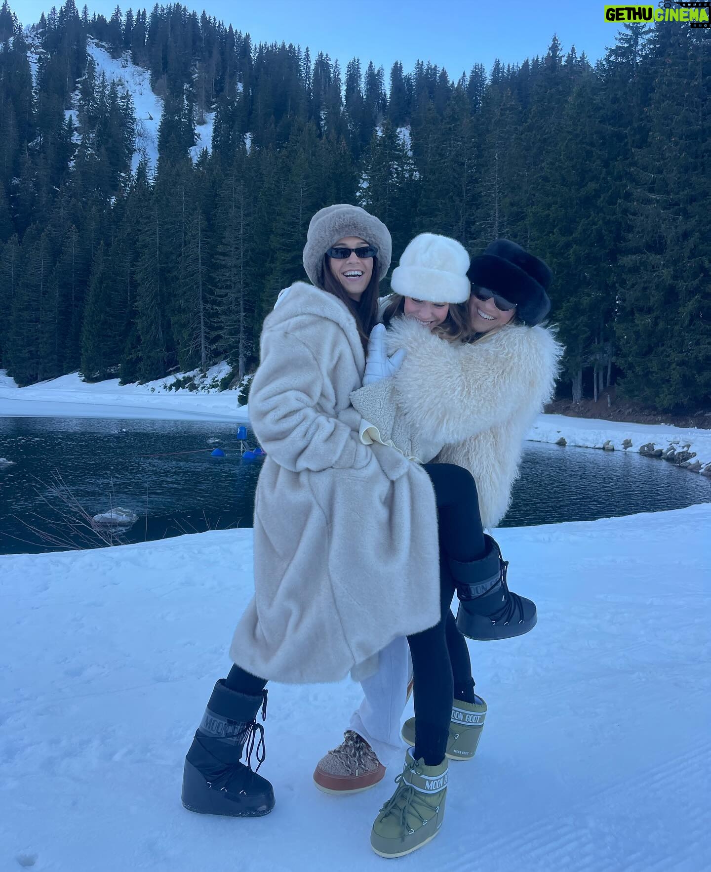 Kellyn Sun Instagram - I had an amazing experience with the sled dogs πππΌ The dogs have so much fun doing it, for them itβs like a game, they love running, and after each person they give the dogs water and we can cuddle them after the session π₯°π€