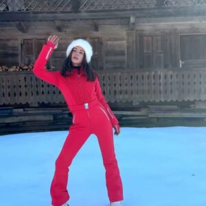 Kellyn Sun Instagram - Matching the red slopes with @mysundayski ❤️