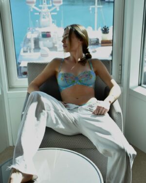 Kellyn Sun Instagram - Ready for the best season of the year, Spring season, the new Flower Collection from @savagexfenty is out, it’s time  my ladies to buy yourselves flowers 🙌🏼💐🤍 

Thank you @manoncrle for making this moment as sweet as you are ! 
Special thanks to @portpalacemc for this beautiful room and this amazing view !

#publicité