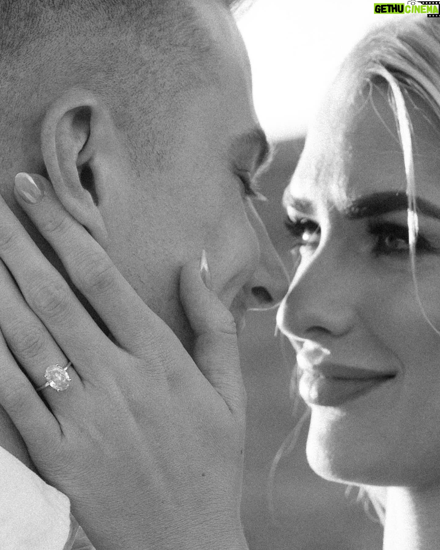 Kelsey Owens - 89.9K Likes - Future Mr. & Mrs. Strong 🤍
I always pictured my engagement photos all done up and somewhere fancy, but last minute we landed on a field with our dog, champagne, & some pizza☺️ It could not be more us!
Photography: @tiffanymaysonetphoto
HMUA: @kissandmakeupbysteph