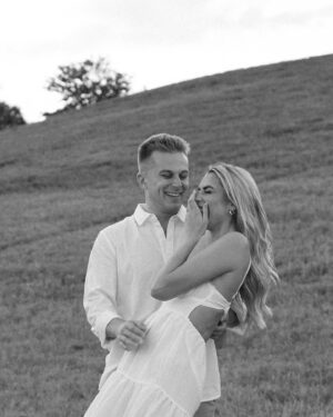 Kelsey Owens Instagram - Future Mr. & Mrs. Strong 🤍

I always pictured my engagement photos all done up and somewhere fancy, but last minute we landed on a field with our dog, champagne, & some pizza☺️ It could not be more us!

Photography: @tiffanymaysonetphoto
HMUA: @kissandmakeupbysteph