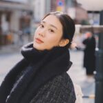 Kemisara Paladesh Instagram - เรานั่งรถไฟไปเร็วสุด 44 นาทีก็ถึงสถานี Hon Kawagoe แล้ว! สิ่งแรกที่พุ่งตัวไปเลยก็คือที่ร้านยืมชุดกิโมโน Vasara ที่นี้มีชุดกิโมโนให้เลือกหลายแบบ ไม่ว่าจะเป็นแบบใหม่แบบเก่า มีให้เลือกเยอะมากก เสร็จแล้วเราก็ใส่ชุดไปที่ศาลเจ้า Kawagoe Hikawa เป็นศาลเจ้าที่ใครที่มา Kawagoe ต้องแวะมาขอพรสิ่งศักดิ์สิทธิ์ที่นี้ เราเดินเล่นถ่ายรูปในศาลเจ้าสักพักก็ถึงเวลาที่ต้องออกไปเดินเที่ยวที่ Little Edo ต่อ ร้านแรกที่แวะเลยก็คือร้าน miffy storehouse kitchen & bakery kawagoe store น้องตัวกระตูนกระต่าย เค้ามีขนมที่ทำเป็นหน้า miffy เยอะมาก แถมในร้านก็มีขายของกระจุกกระจิกที่เป็นลายกระตูน miffy อีกด้วย น่ารักมากกกก เที่ยงพอดีก็ถึงเวลาที่เราต้องกินอาหารเที่ยง อาหารเที่ยงวันนี้เราหรูหรามาก เรามากินร้าน Ryoutei Yamaya เป็นร้านอาหารสไตล์คนชั้นสูงของยุคเอโดะค่ะ ร้านนี้มีมาตั้งแต่ปี 1868! นานมากก แต่เค้ายังคงรักษาสถานที่ไว้ได้ดีมากๆค่ะ อาหารก็จะมาเป็นเซ็ตเล็กๆ เห็นแบบนี้แต่จริงๆอิ่มมากกกก กินข้าวเสร็จเราก็ไปเดินเล่นต่อที่ Toki no Kane เป็นหอนาฬิกาซึ่งเป็นอีกหนึ่งแลนด์มาร์คที่ใครได้มาที่ Kawagoe ต้องได้แวะมาถ่ายรูปที่นี้ นาฬิกาจะดัง 4 ครั้งต่อวัน ใครโชคดีไปเวลาที่เค้าดังก็ได้มู้ดกันไป เสร็จเราก็แวะกินกาแฟสตาร์บัคส์ที่ Little Edo นิดนึง เพราะสถาปัตยกรรมและการตกแต่งสาขานี้ทำให้เบลนอินกับความเก่าแก่ของย่านมากๆ สวยและบรรยากาศดีมากๆค่ะ เราเดินไปเรื่อยๆเราก็แวะกินของหวานก่อนที่จะถึงเวลาข้าวเย็นสะหน่อย เราแวะร้าน Kawagoe Pudding ที่อร่อยมากๆๆๆๆๆ แบบมากกกก เราสั่งเป็นตัวที่มีไอติมด้านบนและรสสตรอว์เบอร์รี เสร็จเราก็ไปกินร้านมันหวานที่ร้าน Minamimachi Coffee เออคือหลายๆร้านที่นี้เค้าก็ขายพวกมันหวานกันเยอะ เพราะที่นี้เค้าปลูกเองนะ มันอร่อยมากกกก ร้านข้าวเย็นของเราจะอยู่ในตัวเมืองเข้าไปอีก ซึ่งเราก็เดินผ่าน Creamall Street เป็นถนนคนเดินตอนกลางคืนเนี่ยแหละ มีร้านอาหารและตู้คีบตุ๊กตาเต็มตลอดทั้งทาง และเราก็เดินทางมาถึงร้านอาหารเย็น Shinra Garden เป็นร้านเนื้อย่างที่ดังมากๆใน Kawagoe นะคะ เนื้อเค้ามีให้เลือกหลากหลายแบบมาก ที่สำคัญ อร่อยทุกจาน! จบวันแบบกลิ้งกลับโรงแรม Sunshine City Prince ค่ะ เพราะกินมาทั้งวันจริงๆ แต่อิ่มอร่อยและสนุกมาก