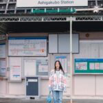 Kemisara Paladesh Instagram - มาต่อเลย! สถานที่แรกที่เราไปคือ น้ำแข็งย้อย Ashigakubo เกิดจากการที่คนในท้องถิ่นใช้น้ำไหลมาตามทางลาดจนเกิดเป็นแท่งน้ำแข็งย้อยที่กว้าง 200 เมตร สูง 30 เมตร เป็นศิลปะจากน้ำแข็งที่ใหญ่โตมาก แต่น่าเสียดายที่ตอนเบลล์มา น้ำแข็งมันเริ่มละลายแล้ว อาจจะไม่ได้เต็มขนาดนั้น พอเสร็จแล้วเราก็ไปพักกินข้าวเที่ยงที่ Food Court ใน Matsuri no Yu ที่สามารถเดินทางไปโดยทางเชื่อมต่อกับสถานี Seibu Chichibu Mae Onsen เป็น Food Court ขนาดกลางที่มีอาหารขึ้นชื่อของเมืองนี้เต็มเลย ไม่ว่าจะเป็นมันฝรั่งทอดราดด้วยซอสมิโสะ อันนี้คือ signature ของเมืองนี้เลย ทุกๆเมนู ไม่ว่าจะเป็นเนื้อสัตว์หรือผัก เค้าทำเองหมดเลยจบในประเทศ คือ farm to table ของแท้ อิ่มแล้วก็ไปทำกิจกรรมต่อได้ เราไปล่องเรือกันต่อที่ Nagatoro เป็นการล่องเรือน้ำไม่ลึก ชมธรรมชาติชิวๆ ก่อนกลับเราก็แวะซื้อของที่ร้านของฝากที่เค้าดังเรื่องพวกผักดองด้วย แต่ทางนี้ซื้อแต่ถั่วมาล้วนๆเลย และเราก็กินของหวานก่อนกลับนั้นก็คือน้ำแข็งไสนั้นเอง น้ำแข็งไสที่นี้เค้าจะทำเกล็ดออกมาได้ละเอียดมาก ส่วนท็อปปิ้งก็จะเป็นซอสไว้ให้ค่อยๆราด อร่อยมากกกก สั่งไปทั้งหมด 3 รส! เรากลับที่สถานี Seibu Chichibu พอจะมีเวลาเหลืออยู่บ้าง ก็เลยได้แวะซื้อของฝากกลับนิดหน่อย จบวันกลับไปสลบเลยค่ะ แต่ถือว่าเป็นเมืองที่สงบและน่ามาเที่ยวมาก ที่สำคัญห้ามพลาด Food Court ใน Matsuri no Yu และร้านของฝากเค้าเลยค่ะ ของอร่อยทุกอย่างเลยยยย #ญี่ปุ่น #รถไฟเซบุ #ไซตามะ #seiburailway #โตเกียว
