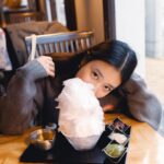 Kemisara Paladesh Instagram - มาต่อเลย! สถานที่แรกที่เราไปคือ น้ำแข็งย้อย Ashigakubo เกิดจากการที่คนในท้องถิ่นใช้น้ำไหลมาตามทางลาดจนเกิดเป็นแท่งน้ำแข็งย้อยที่กว้าง 200 เมตร สูง 30 เมตร เป็นศิลปะจากน้ำแข็งที่ใหญ่โตมาก แต่น่าเสียดายที่ตอนเบลล์มา น้ำแข็งมันเริ่มละลายแล้ว อาจจะไม่ได้เต็มขนาดนั้น พอเสร็จแล้วเราก็ไปพักกินข้าวเที่ยงที่ Food Court ใน Matsuri no Yu ที่สามารถเดินทางไปโดยทางเชื่อมต่อกับสถานี Seibu Chichibu Mae Onsen เป็น Food Court ขนาดกลางที่มีอาหารขึ้นชื่อของเมืองนี้เต็มเลย ไม่ว่าจะเป็นมันฝรั่งทอดราดด้วยซอสมิโสะ อันนี้คือ signature ของเมืองนี้เลย ทุกๆเมนู ไม่ว่าจะเป็นเนื้อสัตว์หรือผัก เค้าทำเองหมดเลยจบในประเทศ คือ farm to table ของแท้ อิ่มแล้วก็ไปทำกิจกรรมต่อได้ เราไปล่องเรือกันต่อที่ Nagatoro เป็นการล่องเรือน้ำไม่ลึก ชมธรรมชาติชิวๆ ก่อนกลับเราก็แวะซื้อของที่ร้านของฝากที่เค้าดังเรื่องพวกผักดองด้วย แต่ทางนี้ซื้อแต่ถั่วมาล้วนๆเลย และเราก็กินของหวานก่อนกลับนั้นก็คือน้ำแข็งไสนั้นเอง น้ำแข็งไสที่นี้เค้าจะทำเกล็ดออกมาได้ละเอียดมาก ส่วนท็อปปิ้งก็จะเป็นซอสไว้ให้ค่อยๆราด อร่อยมากกกก สั่งไปทั้งหมด 3 รส! เรากลับที่สถานี Seibu Chichibu พอจะมีเวลาเหลืออยู่บ้าง ก็เลยได้แวะซื้อของฝากกลับนิดหน่อย จบวันกลับไปสลบเลยค่ะ แต่ถือว่าเป็นเมืองที่สงบและน่ามาเที่ยวมาก ที่สำคัญห้ามพลาด Food Court ใน Matsuri no Yu และร้านของฝากเค้าเลยค่ะ ของอร่อยทุกอย่างเลยยยย #ญี่ปุ่น #รถไฟเซบุ #ไซตามะ #seiburailway #โตเกียว