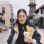 Kemisara Paladesh Instagram - เรานั่งรถไฟไปเร็วสุด 44 นาทีก็ถึงสถานี Hon Kawagoe แล้ว! สิ่งแรกที่พุ่งตัวไปเลยก็คือที่ร้านยืมชุดกิโมโน Vasara ที่นี้มีชุดกิโมโนให้เลือกหลายแบบ ไม่ว่าจะเป็นแบบใหม่แบบเก่า มีให้เลือกเยอะมากก เสร็จแล้วเราก็ใส่ชุดไปที่ศาลเจ้า Kawagoe Hikawa เป็นศาลเจ้าที่ใครที่มา Kawagoe ต้องแวะมาขอพรสิ่งศักดิ์สิทธิ์ที่นี้ เราเดินเล่นถ่ายรูปในศาลเจ้าสักพักก็ถึงเวลาที่ต้องออกไปเดินเที่ยวที่ Little Edo ต่อ ร้านแรกที่แวะเลยก็คือร้าน miffy storehouse kitchen & bakery kawagoe store น้องตัวกระตูนกระต่าย เค้ามีขนมที่ทำเป็นหน้า miffy เยอะมาก แถมในร้านก็มีขายของกระจุกกระจิกที่เป็นลายกระตูน miffy อีกด้วย น่ารักมากกกก เที่ยงพอดีก็ถึงเวลาที่เราต้องกินอาหารเที่ยง อาหารเที่ยงวันนี้เราหรูหรามาก เรามากินร้าน Ryoutei Yamaya เป็นร้านอาหารสไตล์คนชั้นสูงของยุคเอโดะค่ะ ร้านนี้มีมาตั้งแต่ปี 1868! นานมากก แต่เค้ายังคงรักษาสถานที่ไว้ได้ดีมากๆค่ะ อาหารก็จะมาเป็นเซ็ตเล็กๆ เห็นแบบนี้แต่จริงๆอิ่มมากกกก กินข้าวเสร็จเราก็ไปเดินเล่นต่อที่ Toki no Kane เป็นหอนาฬิกาซึ่งเป็นอีกหนึ่งแลนด์มาร์คที่ใครได้มาที่ Kawagoe ต้องได้แวะมาถ่ายรูปที่นี้ นาฬิกาจะดัง 4 ครั้งต่อวัน ใครโชคดีไปเวลาที่เค้าดังก็ได้มู้ดกันไป เสร็จเราก็แวะกินกาแฟสตาร์บัคส์ที่ Little Edo นิดนึง เพราะสถาปัตยกรรมและการตกแต่งสาขานี้ทำให้เบลนอินกับความเก่าแก่ของย่านมากๆ สวยและบรรยากาศดีมากๆค่ะ เราเดินไปเรื่อยๆเราก็แวะกินของหวานก่อนที่จะถึงเวลาข้าวเย็นสะหน่อย เราแวะร้าน Kawagoe Pudding ที่อร่อยมากๆๆๆๆๆ แบบมากกกก เราสั่งเป็นตัวที่มีไอติมด้านบนและรสสตรอว์เบอร์รี เสร็จเราก็ไปกินร้านมันหวานที่ร้าน Minamimachi Coffee เออคือหลายๆร้านที่นี้เค้าก็ขายพวกมันหวานกันเยอะ เพราะที่นี้เค้าปลูกเองนะ มันอร่อยมากกกก ร้านข้าวเย็นของเราจะอยู่ในตัวเมืองเข้าไปอีก ซึ่งเราก็เดินผ่าน Creamall Street เป็นถนนคนเดินตอนกลางคืนเนี่ยแหละ มีร้านอาหารและตู้คีบตุ๊กตาเต็มตลอดทั้งทาง และเราก็เดินทางมาถึงร้านอาหารเย็น Shinra Garden เป็นร้านเนื้อย่างที่ดังมากๆใน Kawagoe นะคะ เนื้อเค้ามีให้เลือกหลากหลายแบบมาก ที่สำคัญ อร่อยทุกจาน! จบวันแบบกลิ้งกลับโรงแรม Sunshine City Prince ค่ะ เพราะกินมาทั้งวันจริงๆ แต่อิ่มอร่อยและสนุกมาก