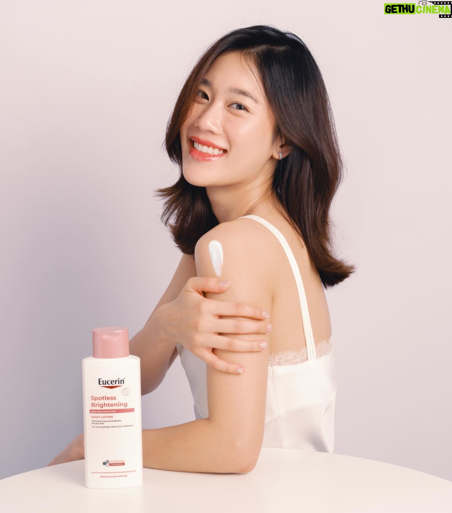 Kemisara Paladesh Instagram - ใช้ตามเพื่อนเหนิง เริ่ดมากก บอกเลยว่า Eucerin Spotless Brightening Body Lotion ใช้แล้วผิวกระจ่างใส สม่ำเสมอขึ้น เนื้อครีม บางเบา ซึมเร็ว ไม่เหนียวเหนอะหนะ และยังมีไทอามิดอลสารไบร์ทเทนนิ่งที่ดีที่สุดด้วยนะ 🤍✨ ใครอยากลอง หาซื้อได้ที่ Watsons, Boots, EveandBoy และ ร้านขายยาชั้นนำ #เปิดโหมดผิวไบรท์กับEucerin #โลชั่นผิวไบรท์ #EucerinTH