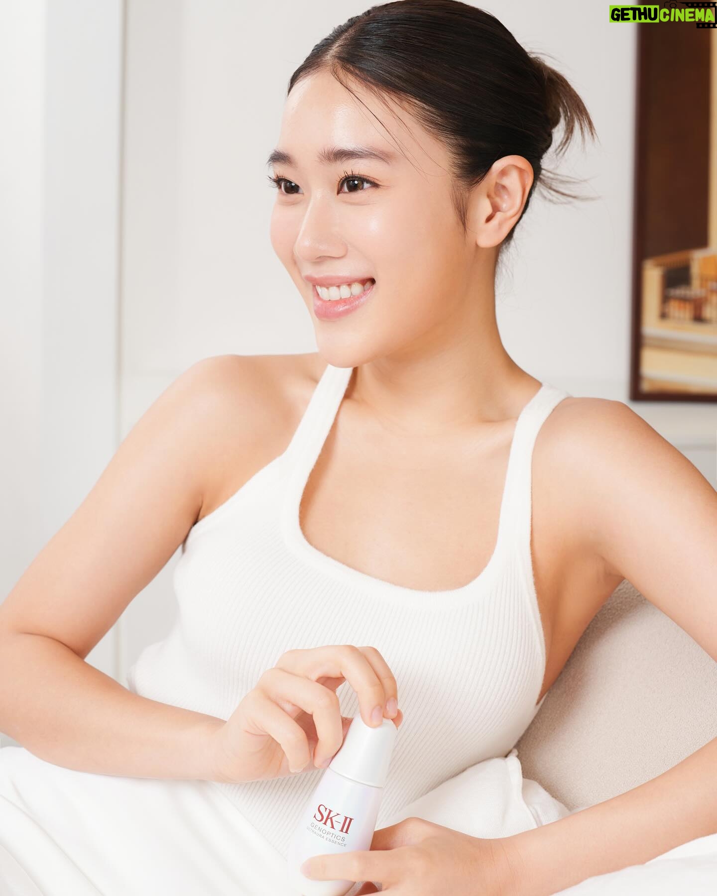 Kemisara Paladesh Instagram - Glowing skin is always in ✨ หลังจากที่ลองใช้มาตั้งแต่ปีที่แล้ว ความหมองคล้ำจุดด่างดำก็หมดไป ด้วยไบร์ทเทนนิ่งเอสเซนส์ GenOptics Ultraura Essence ของ SK-II ทำให้หน้าเบลล์เปล่งประกาย มีออร่ามาก ยิ่งใช้คู่กับครีมกันแดด Atmosphere Airy Light UV Cream ที่เนื้อบางเบา ทาง่าย แถมช่วยบำรุงผิวควบคู่ไปอีก 😊 อย่าลืมมาทดลองสินค้าและรับโปรโมชั่นมากมายที่ Pop Up ที่ห้างสรรพสินค้าเซ็นทรัลลาดพร้าว ชั้น 1 ตั้งแต่วันที่ 28 มีนาคม – 3 เมษายน กันน้า! #PITERA #GUE #skiiuvcream #skiith #skiipartner