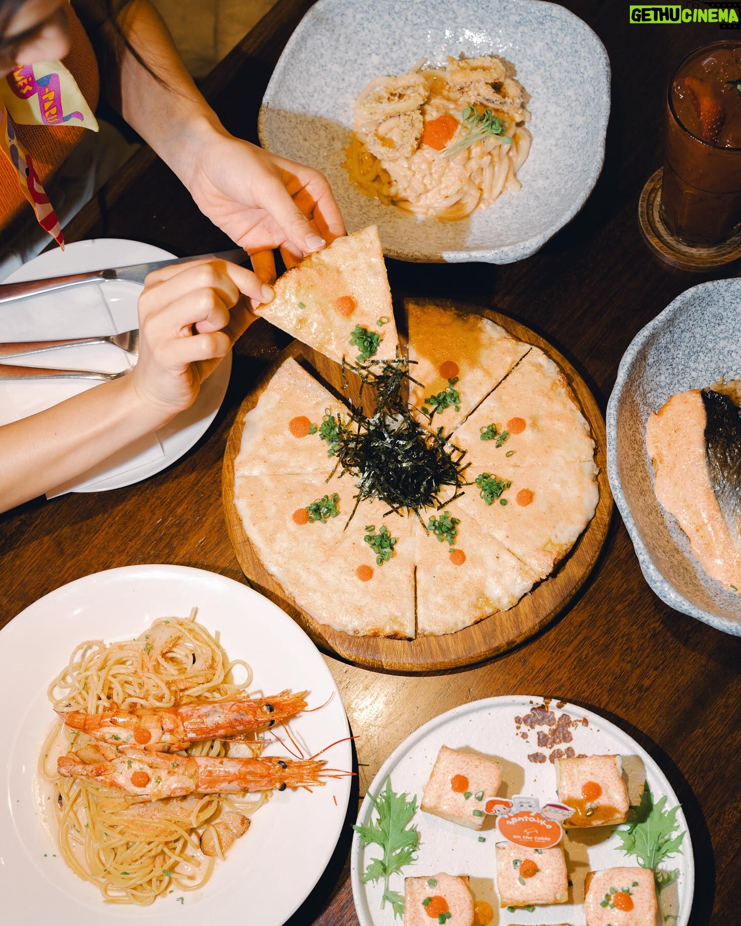 Kemisara Paladesh Instagram - Toh Chan & Sisters น่ารักมาก แต่ละมุมคือดี มาถ่ายรูปชิคๆ กันที่ร้าน On the Table สาขาเซ็นทรัลพระราม 9 มีเมนู Mentaiko Series ด้วย อร่อยมาก #OntheTableMentaiko #OntheTableXPangNual #OntheTable