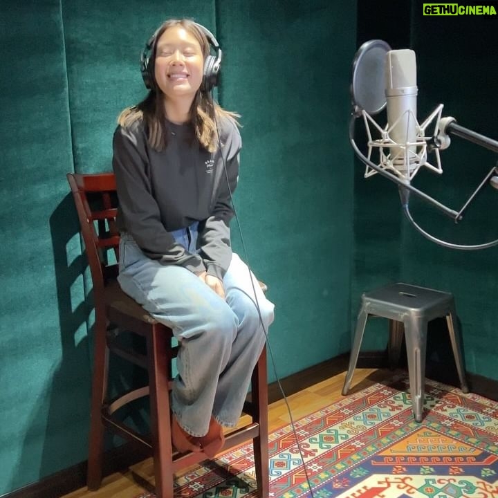 Kemisara Paladesh Instagram - this beautiful rug at the recording studio just made my day even though my voice are all gone 🏓 swipe to see till the end 😂