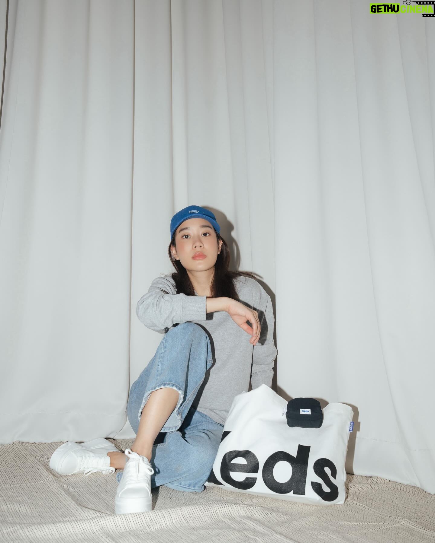 Kemisara Paladesh Instagram - KEDS THAILAND เปิดตัว Accessories ครั้งแรก มีชื่อคอลเล็กชั่นว่า “Play it forward” ขายเฉพาะเมืองไทยเท่านั้น! กระเป๋าผ้า The Keds Bag ที่มี Mini pouch charms กับหมวกแก๊ป Cotton cap สีน่ารักมาก! 💙💛🤍 #Keds #KedsThailand