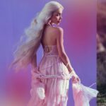 Kenia Os Instagram - Pink Aura 🐇🪽✧˖°♡ Mi bb ya esta disponible en todos lados. En estas horas solo puedo decir gracias gracias gracias x todo este amor que le han dado. Todo el álbum en DAILY TOP SONGS 🇲🇽 #20 - Kitty ft. La Joaqui #24 - Mamita Rica ft. Ghetto Kids, Yeri Mua #32 - Tortura #34 - La OG #38 - VIP ft. Villano Antillano #42 - Ojo x Ojo #43 - Big Bang #60 - F* OFF ft. Bella Poarch #63 - Solo Una Vez #64 - Es Así #82 - OMG #84 - Bobo ft. Alvaro Diaz #87 - After Pari #93 - Mi Ex #107 - Complete DAILY TOP ARTISTS 🇲🇽 #6 QUE QUE QUEEEE!!! DAILY TOP ARTISTS 🌎 #68 - Kenia Os QUE QUEEEEE QUEEEEEEEE!!!! No encuentro las palabras, me siento procesando todo lo que esta pasando con Pink Aura mil mil gracias y que todo este amor que recibo siempre se les multiplique. Gracias a mi equipo mi familia los amo los adoro coincidir y vivir este sueño con usted es lo mejor que me ha pasado. @anaanube @marco.bazo @paolavalerdi @alfredopersan @elizabeth_aguila @niriadleon @juan.orozcoc @abigailmedman @san_mr @juliodelatorrehair @directony @elchalof Gracias a todos los productores y compositores parte de mi album, gracias por conectar, su disposición, su amor, su energía, su apoyo. Solo puedo decir que cada persona que trabajo en el álbum son unos durooooooooosssss. Gracias a mi disquera @sonymusicmexico y @5020records por crecer juntos todos estos años y hacer historia y como siempre les digo esto solo es el inicio de lo que lograremos juntos.