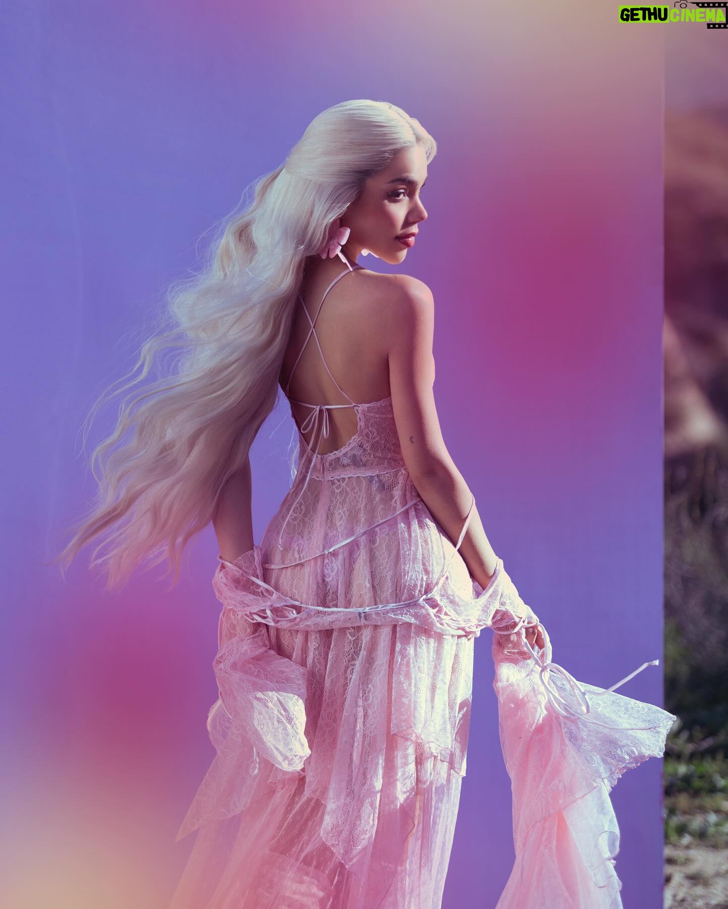 Kenia Os Instagram - Pink Aura 🐇🪽✧˖°♡ Mi bb ya esta disponible en todos lados. En estas horas solo puedo decir gracias gracias gracias x todo este amor que le han dado. Todo el álbum en DAILY TOP SONGS 🇲🇽 #20 - Kitty ft. La Joaqui #24 - Mamita Rica ft. Ghetto Kids, Yeri Mua #32 - Tortura #34 - La OG #38 - VIP ft. Villano Antillano #42 - Ojo x Ojo #43 - Big Bang #60 - F* OFF ft. Bella Poarch #63 - Solo Una Vez #64 - Es Así #82 - OMG #84 - Bobo ft. Alvaro Diaz #87 - After Pari #93 - Mi Ex #107 - Complete DAILY TOP ARTISTS 🇲🇽 #6 QUE QUE QUEEEE!!! DAILY TOP ARTISTS 🌎 #68 - Kenia Os QUE QUEEEEE QUEEEEEEEE!!!! No encuentro las palabras, me siento procesando todo lo que esta pasando con Pink Aura mil mil gracias y que todo este amor que recibo siempre se les multiplique. Gracias a mi equipo mi familia los amo los adoro coincidir y vivir este sueño con usted es lo mejor que me ha pasado. @anaanube @marco.bazo @paolavalerdi @alfredopersan @elizabeth_aguila @niriadleon @juan.orozcoc @abigailmedman @san_mr @juliodelatorrehair @directony @elchalof Gracias a todos los productores y compositores parte de mi album, gracias por conectar, su disposición, su amor, su energía, su apoyo. Solo puedo decir que cada persona que trabajo en el álbum son unos durooooooooosssss. Gracias a mi disquera @sonymusicmexico y @5020records por crecer juntos todos estos años y hacer historia y como siempre les digo esto solo es el inicio de lo que lograremos juntos.
