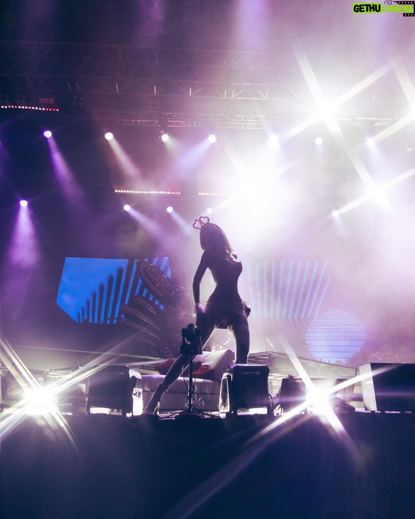 Kenia Os Instagram - El Salvador 🇸🇻 Primer show acá y me fui con mil ganas de volver con ustedes. Nos vemos el proximo añito bbs