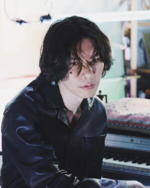 Kenshi Yonezu Instagram - 🙋‍♂️

@loewe