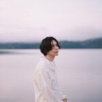 Kenshi Yonezu Instagram - 「君たちはどう生きるか」の主題歌として「地球儀」という曲を作らせてもらいました。 お話を頂いたのはもう4年ほど前のことです。一番最初は驚愕すると同時に「何故自分なのか」と困惑しました。曰く、宮﨑さんがFoorinのパプリカをラジオで耳にしたのをきっかけにわたしに白羽の矢が立ったようです。5冊分にもなる重たい絵コンテを頂き、宮﨑さんから説明を受け、恐る恐る作曲に取り掛かりました。今や遥か遠い昔の出来事のように感じています。 この4年間のあいだ、幾度か小金井のスタジオへと足を運び、宮﨑さんや鈴木さんとお話をさせて頂いたのですが、その殆どが不思議なくらい気持ちよく晴れた日でした。近所にいる園児の声を聞きながら、黒々と落ちた木陰の中を歩いたのをおぼえています。常日ごろ狭い部屋で独り過去の記憶を辿りながら作曲をしている身からすると、それは豊かと呼ぶ他ない体験でした。 小さな子供の頃から宮﨑さんの映画を見て育ちました。いつしかわたしは大人になり、音楽を作る人間になりました。その音楽を沢山の人に受け取ってもらえるようにもなりました。まだ至らぬ部分も数え切れないほどありますが、至らなさも含めて確かにここまで生きてきたのだと思えます。 「地球儀」は「君たちはどう生きるか」の為の曲であり、わたしが今まで宮﨑さんから受けとったものをお返しする為の曲でもあります。今まで映画を作り続けてくれてありがとうございました。そしてこれからもずっと作り続けてください。