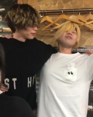 Kenshi Yonezu Instagram - 誕生日を迎えました。みんなありがとね。ライブも延期になり、今できることといえば音楽を作ることしかないので、わたしは最近レコーディングしてます。また近いうちに。