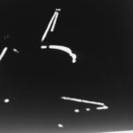 Kenshi Yonezu Instagram - 深夜にはなんとなく許しの空気があって、それが好きでよく夜更かしをする。コンビニや飲み屋には漂う気だるさがあって、客にも店員にもほとんど温度がない。社会の機能が鈍り、スロウになった歯車の隙間をするりと通り抜けて、どっかの知らない校庭に忍び込み、夜露で濡れた芝生にケツを濡らしながらぼんやりする。デタラメな言葉も怠惰もそこでは全部輪郭がぼやけていて、今まで呼吸が浅かったことにようやく気づける感じ。自由ってのは基本的に何かと何かの隙間にしかないもので、岩の裏に住む日陰のダンゴムシにとって、歯車が正常に機能し始めるまでのわずかな深夜の隙間だけが、外に這い出すことを許されるフィーバータイム。だもんで、深夜は詞を書くのが捗ります。 自分の弱さを言葉にして切り売りするわたしにとって、明るい陽の下で詞を書くのはだるすぎる。ニコニコするのにもMPは使う。何かにつけて許されていないと声も出せないことをよく知っている。その昔、周りの人間たちの放つ言葉がどういう意味なのかさっぱりわからなくて、なんとなく曖昧に笑ってばかりいたら「きみは笑ってばかりだね」と言われたことを憶えている。あのころからどっか見よう見まねで生きている感覚が根底にあって、はたして自分は許されているのかいないのか、そういう端から見れば瑣末な、しかし当人にとっては重大な問題を紐解いていくことに夢中だった。 わたしは今まで自分が作った音楽を通してたくさんの人から言葉をもらった。良いも悪いも珠玉も怨嗟も色とりどりで、それによって今の自分があり、そのすべてに感謝の気持ちがある。しかしその奥のほうには、何一つ言葉を持たないやつがいることをわたしは知っている。「僕は苦しいです」「あなたが好きです」と表明するだけの言葉すら持つことを許されていない人間がいることを知っている。今はそういうやつにこそ音楽を届けたい。きっと大丈夫だと言ってやりたい。世の中そんな大したもんじゃないと教えてやりたい。わたしだってここまでこれたもの。 静かな隙間で音楽を聴いていた記憶が今なお自分を定義づけている。音楽がきっと許してくれる。大丈夫、大丈夫、大丈夫。
