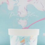 Kenshi Yonezu Instagram - いつか嗅いだ匂いや食べた味と再び出会ったとき、その当時の状況まで鮮明に思い出すことがあります。 嗅覚や味覚には過ぎ去った過去へと遡る効果があり、それは繰り返し摩耗していく生活の中で信頼すべき感覚へと繋がるはずです。 完走することなく終わったライブツアーを始め、この一年半ほどで失われてしまった様々な機会、その空白を前に何かを残しておきたかった。わたしにとってそれがPale Blue MeltやREISSUE FURNITUREでした。 仕方なく拵えた廉価品ではなく、全く新しい匂いや味と音楽が結びつくことで、より深く音楽が日常に溶け込んでいく。長い時間をかけてふとしたときまたどこかで出会う。嘆かわしい過去ではなく豊かな思い出として。