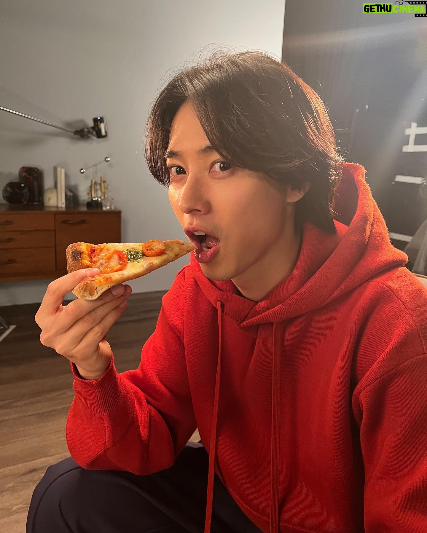 Kento Yamazaki Instagram - 「ピザハット」の新CMキャラクターに就任しました! 今夜はピザる? #PR #ピザハット